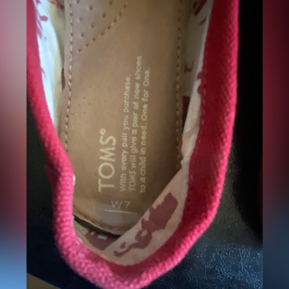 Woman’s Red Toms Size 7 - Picture 5 of 7